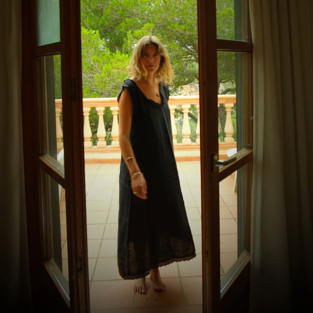 DAZED BUT AMAZED - French Heritage Slip. Black